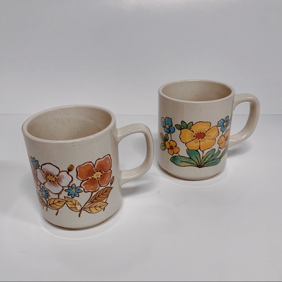 🎄Pair of Retro Floral Print Mugs - Picture 2 of 9